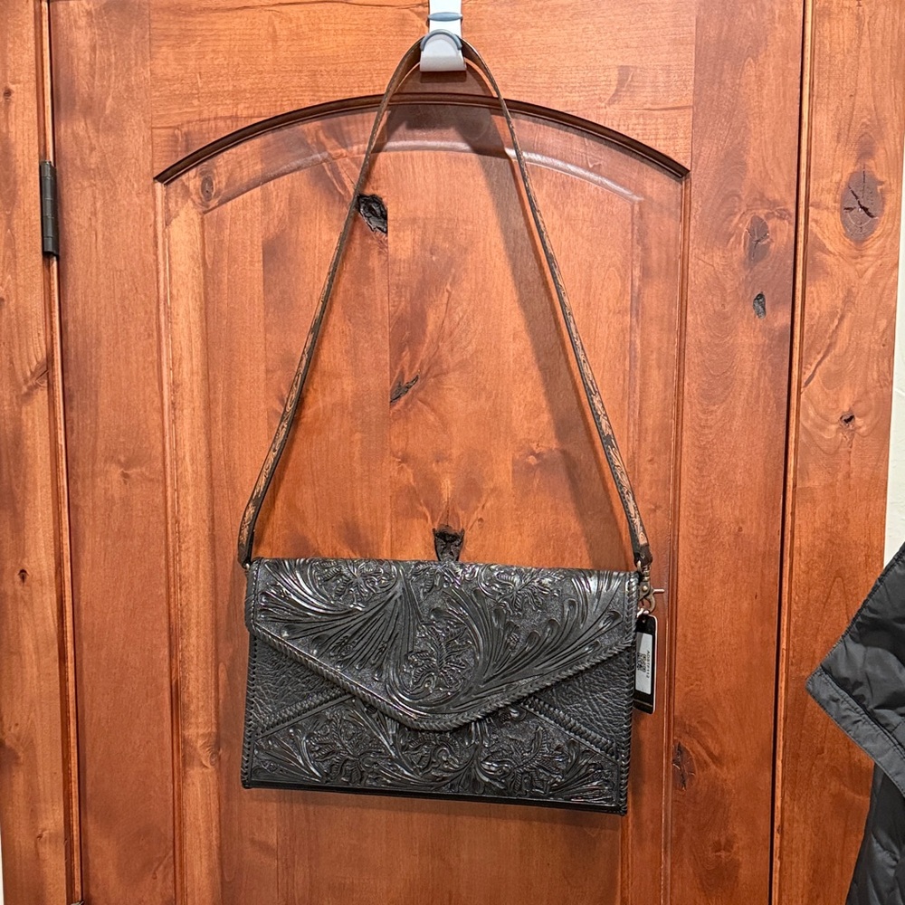 Elegant Black Embossed Leather bag - Picture 1 of 15